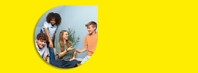 Eine Gruppe von vier Jugendlichen im Gespräch